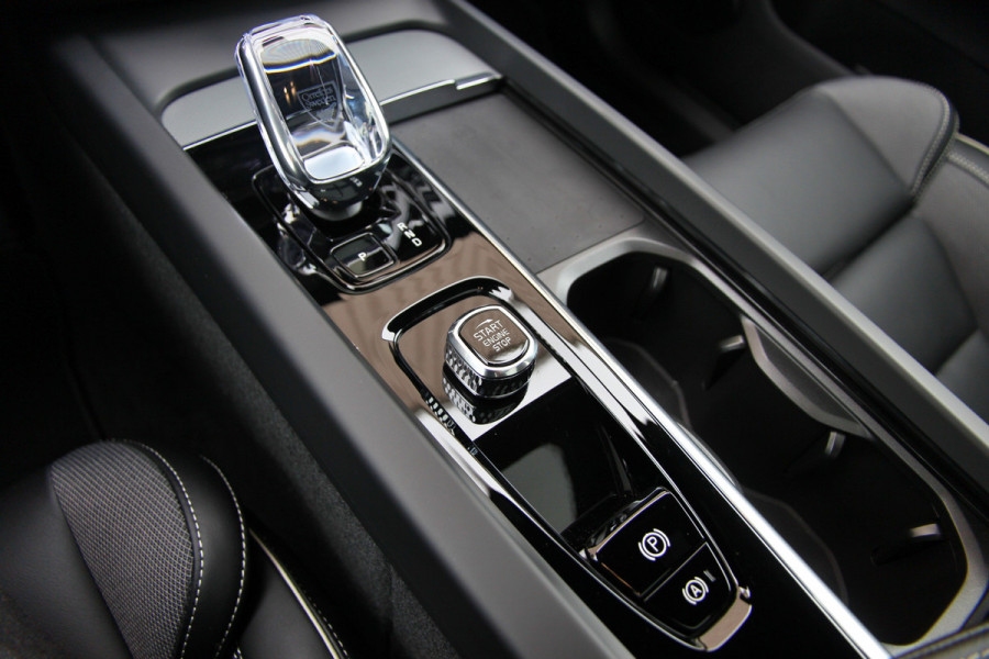 Volvo XC60 2.0 T6 Plug-in hybrid AWD Plus Black Edition R-Design | Nieuw | Pano | Head-up | ACC