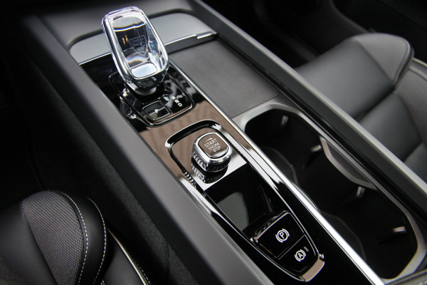 Volvo XC60 2.0 T6 Plug-in hybrid AWD Plus Black Edition R-Design | Nieuw | Pano | Head-up | ACC