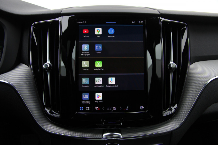 Volvo XC60 2.0 T6 Plug-in hybrid AWD Plus Black Edition R-Design | Nieuw | Pano | Head-up | ACC