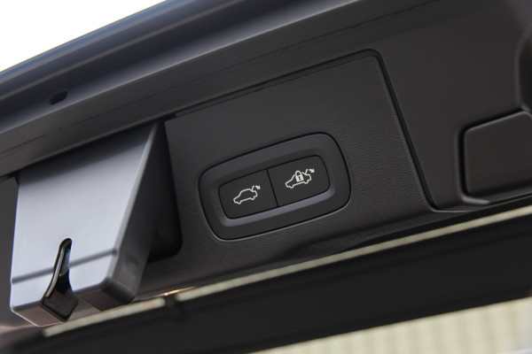 Volvo XC60 2.0 T6 Plug-in hybrid AWD Plus Black Edition R-Design | Nieuw | Pano | Head-up | ACC