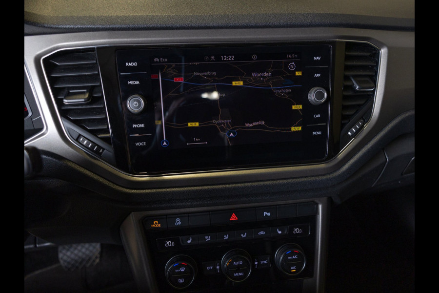 Volkswagen T-Roc 1.5 TSI Style Business / 150pk / Panorama dak / Leder / Stoelverwarming / Keyless / Dodehoek herkenning /