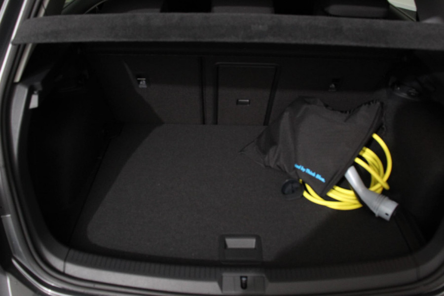 Volkswagen e-Golf Edition | Navigatie | Digitale cockpit | Led | Bluetooth | Cruise control adaptive | Lichtmetalen Velgen | Apple Carplay/ Android auto