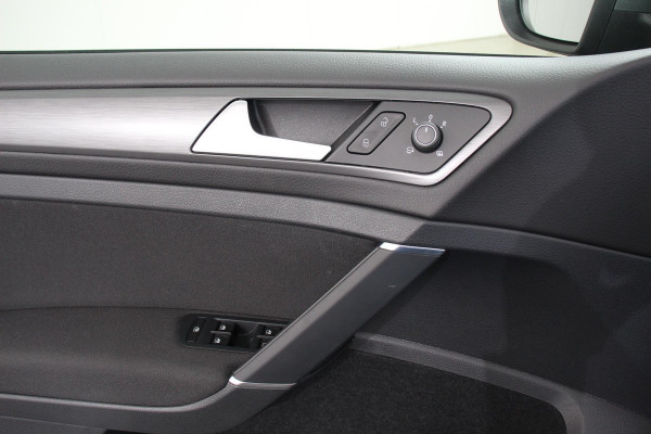 Volkswagen e-Golf Edition | Navigatie | Digitale cockpit | Led | Bluetooth | Cruise control adaptive | Lichtmetalen Velgen | Apple Carplay/ Android auto