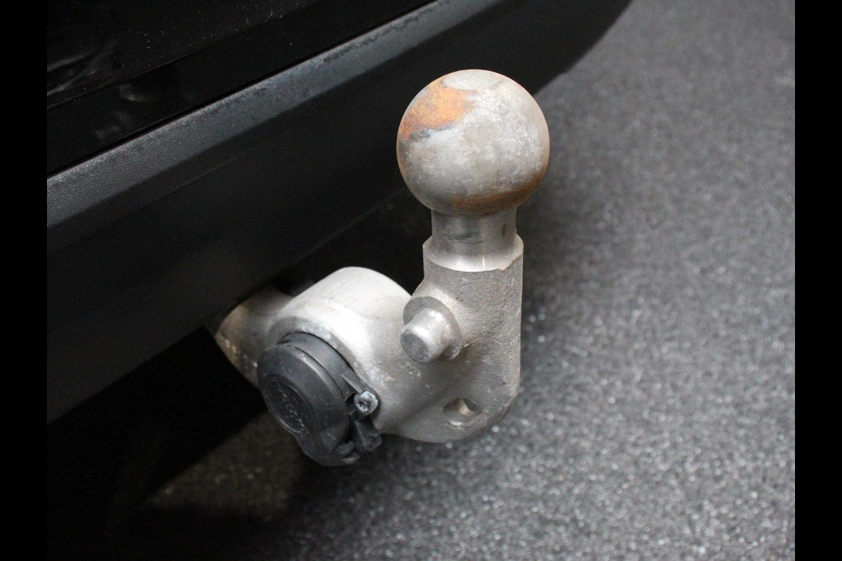 Volvo V60 2.0 B3 Automaat Momentum | Navigatie | Wegklapbare Trekhaak | Climate Control | Blis | Parkeer sensoren | Cruise Control | Lichtmetalen Velgen