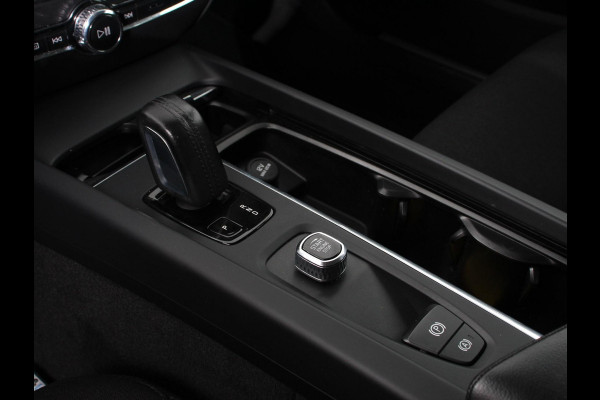 Volvo V60 2.0 B3 Automaat Momentum | Navigatie | Wegklapbare Trekhaak | Climate Control | Blis | Parkeer sensoren | Cruise Control | Lichtmetalen Velgen