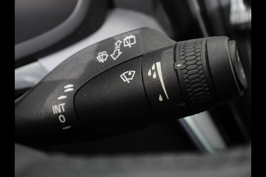 Volvo V60 2.0 B3 Automaat Momentum | Navigatie | Wegklapbare Trekhaak | Climate Control | Blis | Parkeer sensoren | Cruise Control | Lichtmetalen Velgen