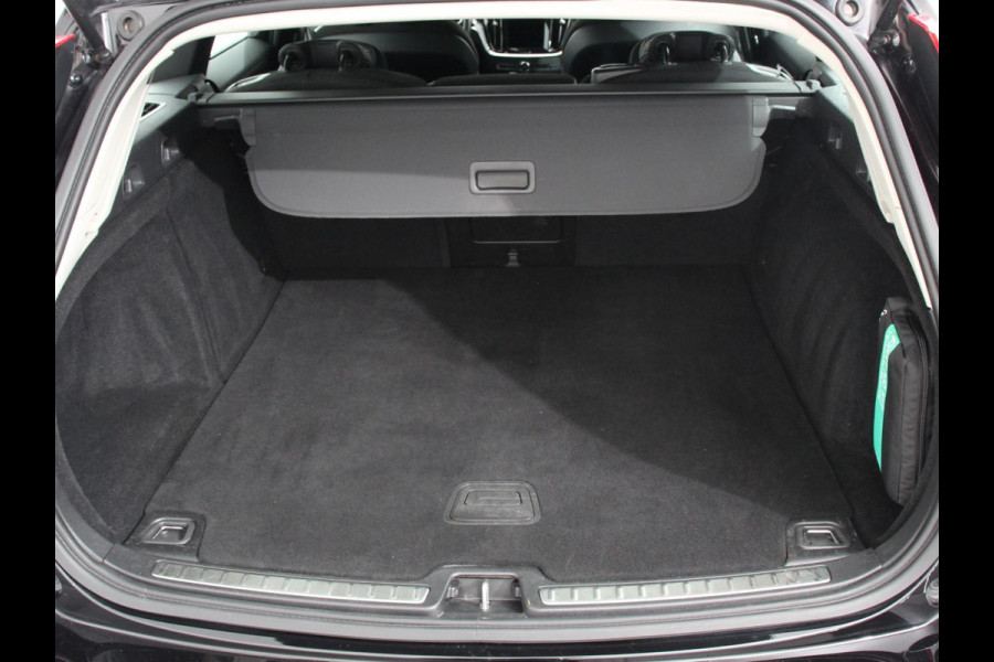Volvo V60 2.0 B3 Automaat Momentum | Navigatie | Wegklapbare Trekhaak | Climate Control | Blis | Parkeer sensoren | Cruise Control | Lichtmetalen Velgen