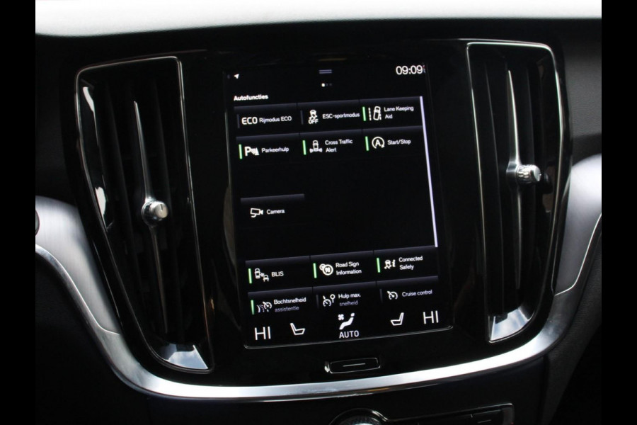 Volvo V60 2.0 B3 Automaat Momentum | Navigatie | Wegklapbare Trekhaak | Climate Control | Blis | Parkeer sensoren | Cruise Control | Lichtmetalen Velgen