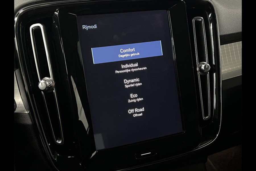 Volvo XC40 1.5 T3 Momentum Trekhaak | Cruise-/climate control | Achteruitrij camera | Carplay | Stoelverwarming