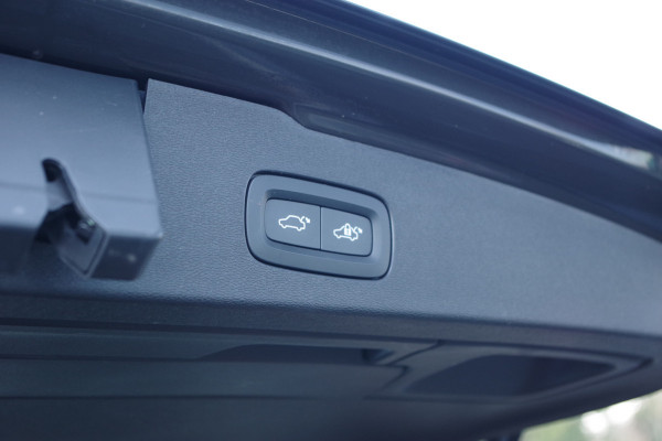 Volvo V60 2.0 B3 163 PK R-Design, Panoramadak, Harman/Kardon, Trekhaak, Leder, Sportstoelen