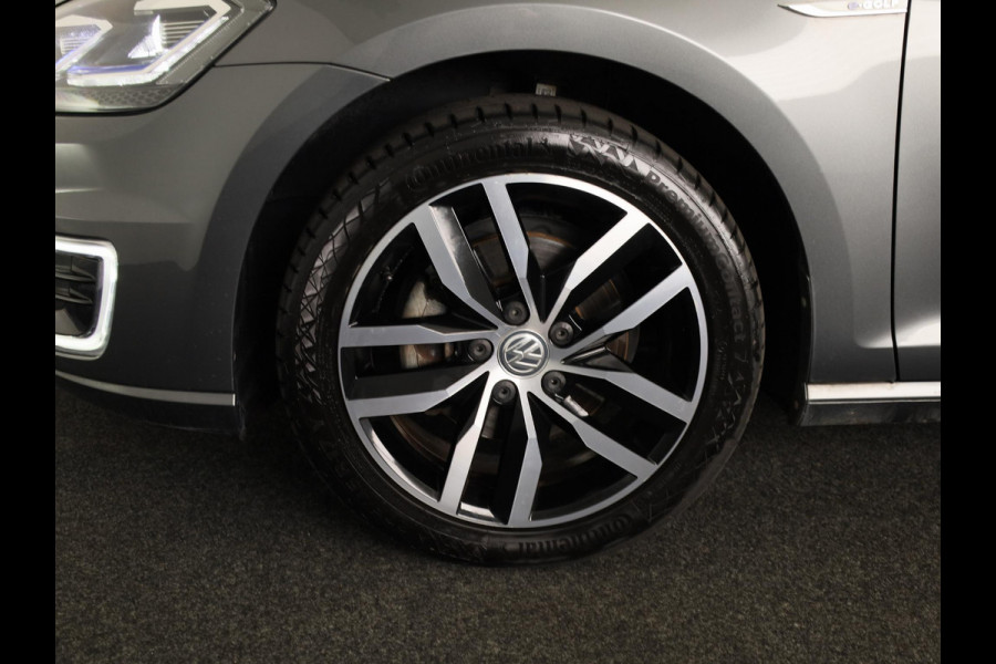 Volkswagen e-Golf E-DITION 136 pk | Navigatie | Warmtepomp | Parkeersensoren | Adaptieve cruise control | Keyless | Stoelverwarming |