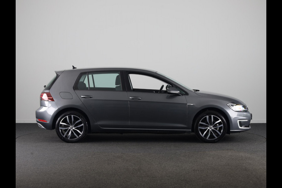 Volkswagen e-Golf E-DITION 136 pk | Navigatie | Warmtepomp | Parkeersensoren | Adaptieve cruise control | Keyless | Stoelverwarming |