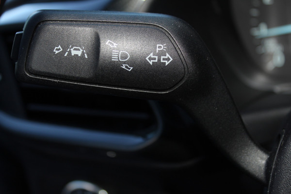 Ford Fiesta 1.0-125pk EcoBoost Mild-Hybrid ST-Line. Luxe, sportieve en goed onderhouden Fiesta ! Autm. airco, Cruise control, Lane assist, 17" Lmv, Parkeersensoren Achter, Metallic lak, Navigatie by Apple/Android, LED verlichting etc.