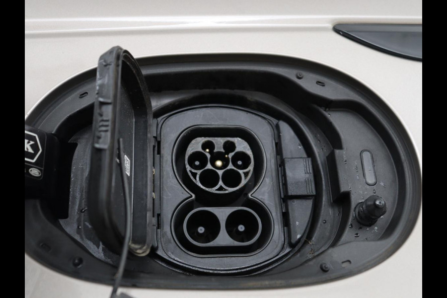 Land Rover Range Rover Evoque 1.5 P300e AWD R-Dynamic | Panoramadak | Leder | Stoelverwarming | Meridian Audio | Keyless | Trekhaak | Carplay | Navigatie | Camera | Stuurverwarming | PHEV | Plug In