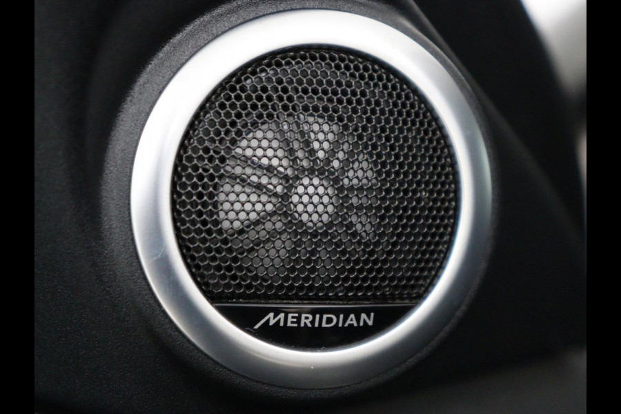 Land Rover Range Rover Evoque 1.5 P300e AWD R-Dynamic | Panoramadak | Leder | Stoelverwarming | Meridian Audio | Keyless | Trekhaak | Carplay | Navigatie | Camera | Stuurverwarming | PHEV | Plug In