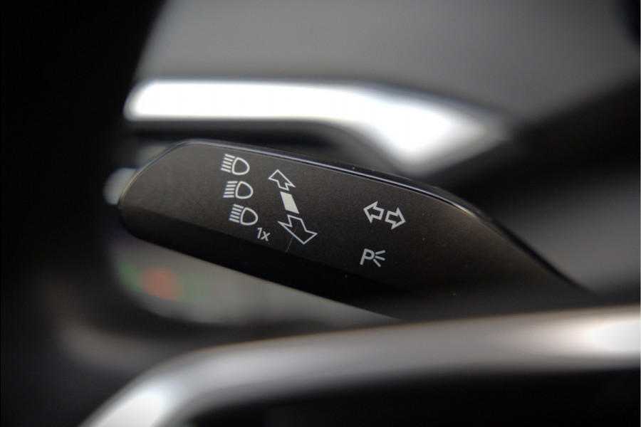 Volkswagen ID.4 First 77 kWh | Stoelverwarming | Stuurverwarming | Trekhaak | Adaptive Cruise Control | Navigatie | Apple Carplay | Keyless | Camera | Parkersensoren |