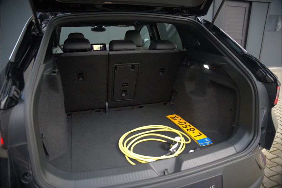 Volkswagen ID.4 First 77 kWh | Stoelverwarming | Stuurverwarming | Trekhaak | Adaptive Cruise Control | Navigatie | Apple Carplay | Keyless | Camera | Parkersensoren |