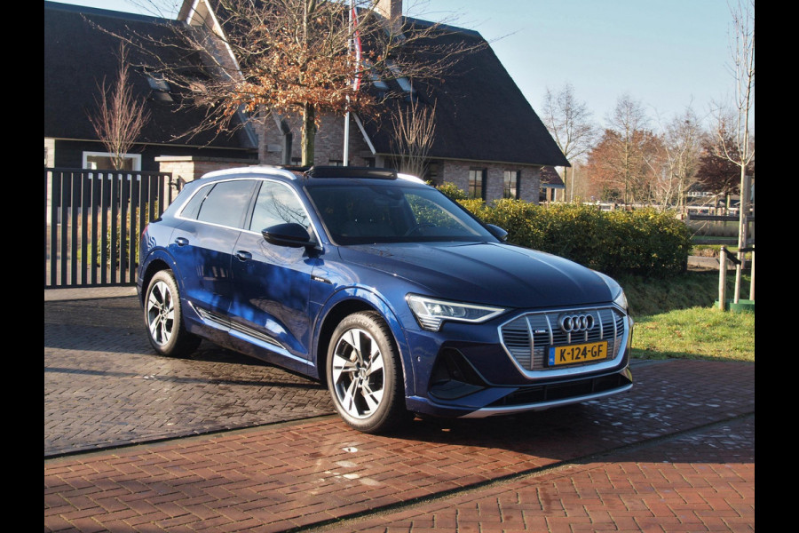Audi e-tron 55 quattro S edition 95 kWh | SOH 95% | S-Line | Panoramadak | Trekhaak | Apple Carplay | Cruise Control | Parkeersensoren |