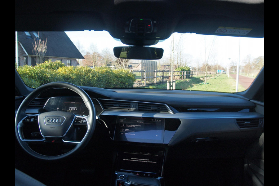 Audi e-tron 55 quattro S edition 95 kWh | SOH 95% | S-Line | Panoramadak | Trekhaak | Apple Carplay | Cruise Control | Parkeersensoren |