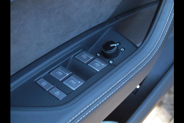 Audi e-tron 55 quattro S edition 95 kWh | SOH 95% | S-Line | Panoramadak | Trekhaak | Apple Carplay | Cruise Control | Parkeersensoren |