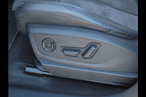 Audi e-tron 55 quattro S edition 95 kWh | SOH 95% | S-Line | Panoramadak | Trekhaak | Apple Carplay | Cruise Control | Parkeersensoren |