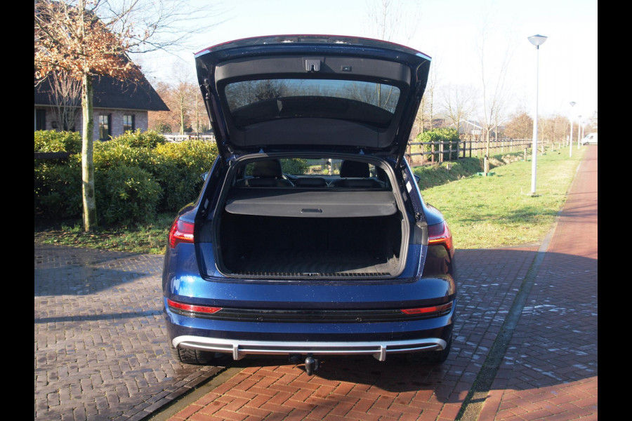 Audi e-tron 55 quattro S edition 95 kWh | SOH 95% | S-Line | Panoramadak | Trekhaak | Apple Carplay | Cruise Control | Parkeersensoren |