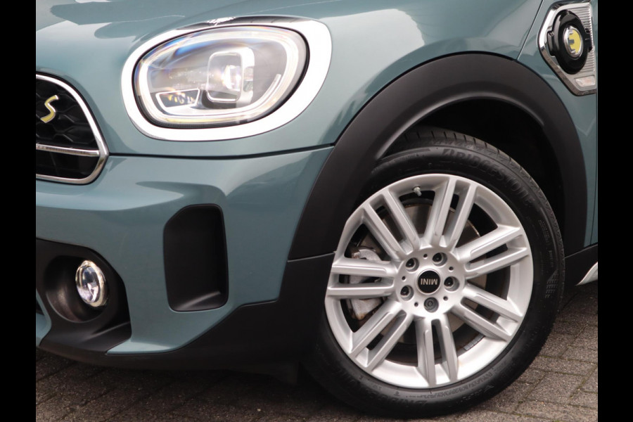 MINI Countryman Cooper S E ALL4 Classic Automaat / Panoramadak / Stuurwielverwarming / Harman Kardon / LED / MINI Navigatiesysteem / 17 Inch / Sportstoelen / Trekhaak / Lichtpakket