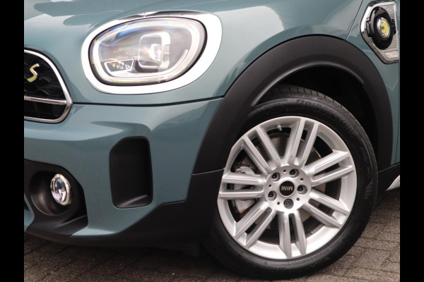 MINI Countryman Cooper S E ALL4 Classic Automaat / Panoramadak / Stuurwielverwarming / Harman Kardon / LED / MINI Navigatiesysteem / 17 Inch / Sportstoelen / Trekhaak / Lichtpakket