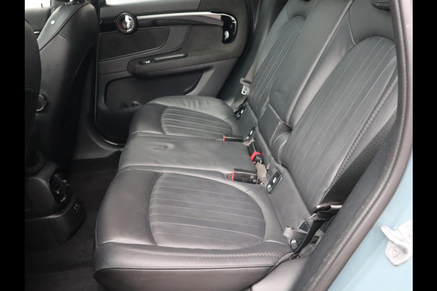 MINI Countryman Cooper S E ALL4 Classic Automaat / Panoramadak / Stuurwielverwarming / Harman Kardon / LED / MINI Navigatiesysteem / 17 Inch / Sportstoelen / Trekhaak / Lichtpakket