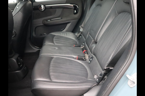 MINI Countryman Cooper S E ALL4 Classic Automaat / Panoramadak / Stuurwielverwarming / Harman Kardon / LED / MINI Navigatiesysteem / 17 Inch / Sportstoelen / Trekhaak / Lichtpakket