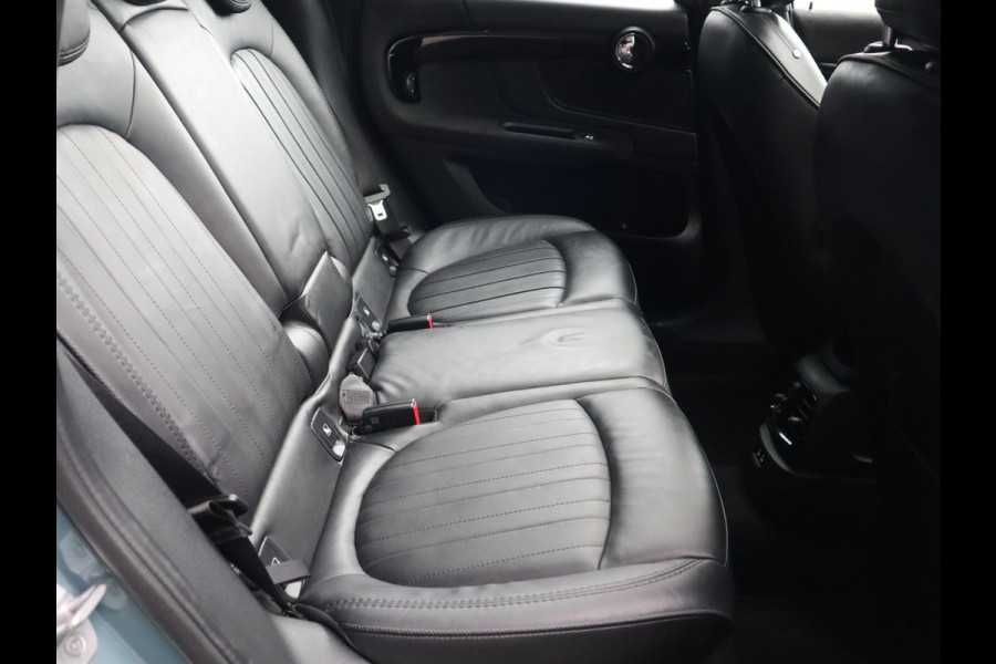 MINI Countryman Cooper S E ALL4 Classic Automaat / Panoramadak / Stuurwielverwarming / Harman Kardon / LED / MINI Navigatiesysteem / 17 Inch / Sportstoelen / Trekhaak / Lichtpakket