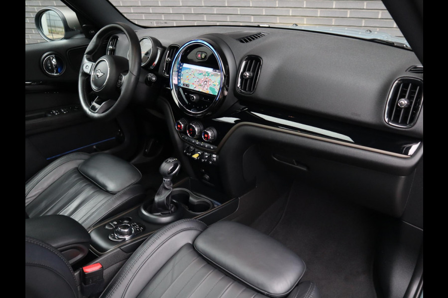 MINI Countryman Cooper S E ALL4 Classic Automaat / Panoramadak / Stuurwielverwarming / Harman Kardon / LED / MINI Navigatiesysteem / 17 Inch / Sportstoelen / Trekhaak / Lichtpakket
