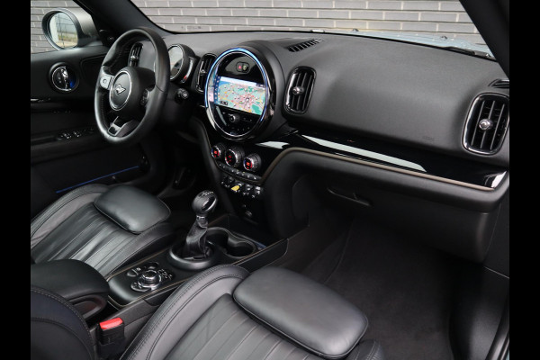 MINI Countryman Cooper S E ALL4 Classic Automaat / Panoramadak / Stuurwielverwarming / Harman Kardon / LED / MINI Navigatiesysteem / 17 Inch / Sportstoelen / Trekhaak / Lichtpakket