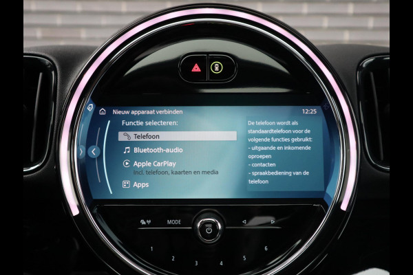 MINI Countryman Cooper S E ALL4 Classic Automaat / Panoramadak / Stuurwielverwarming / Harman Kardon / LED / MINI Navigatiesysteem / 17 Inch / Sportstoelen / Trekhaak / Lichtpakket