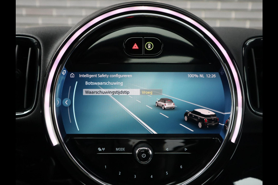 MINI Countryman Cooper S E ALL4 Classic Automaat / Panoramadak / Stuurwielverwarming / Harman Kardon / LED / MINI Navigatiesysteem / 17 Inch / Sportstoelen / Trekhaak / Lichtpakket