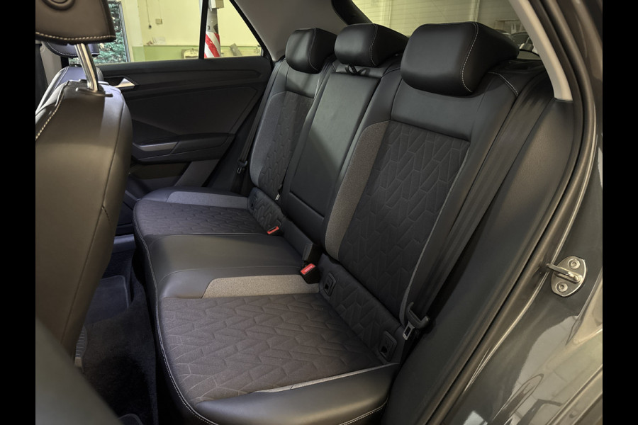 Volkswagen T-Roc TSI 115PK LIFE GOAL EDITION NAVI/CARPLAY/STOELVERWARMING/ FABRIEKSGARANTIE