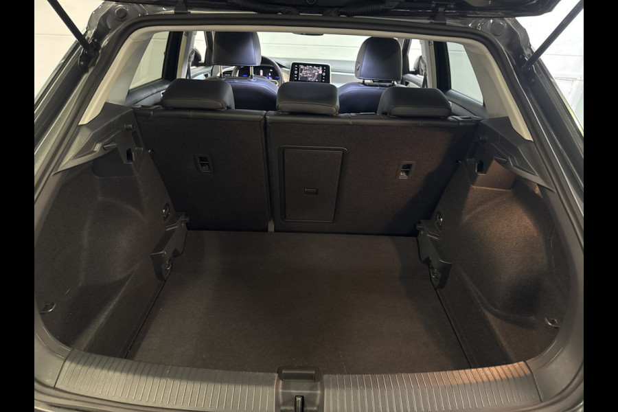 Volkswagen T-Roc TSI 115PK LIFE GOAL EDITION NAVI/CARPLAY/STOELVERWARMING/ FABRIEKSGARANTIE