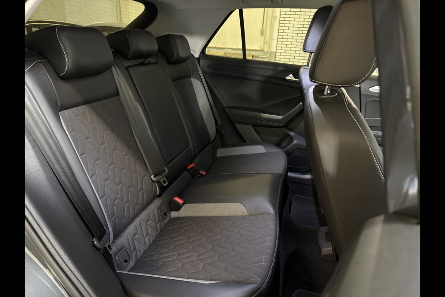 Volkswagen T-Roc TSI 115PK LIFE GOAL EDITION NAVI/CARPLAY/STOELVERWARMING/ FABRIEKSGARANTIE