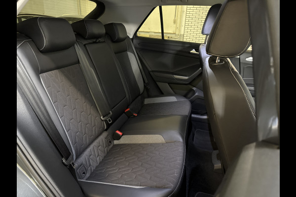 Volkswagen T-Roc TSI 115PK LIFE GOAL EDITION NAVI/CARPLAY/STOELVERWARMING/ FABRIEKSGARANTIE