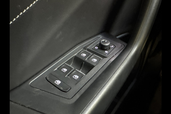 Volkswagen T-Roc TSI 115PK LIFE GOAL EDITION NAVI/CARPLAY/STOELVERWARMING/ FABRIEKSGARANTIE