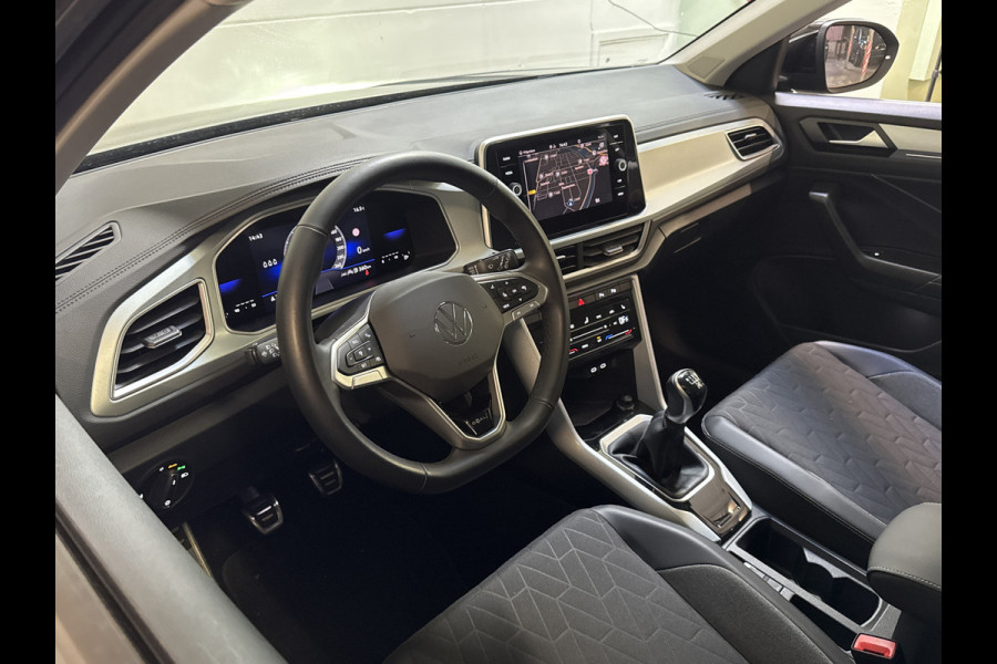 Volkswagen T-Roc TSI 115PK LIFE GOAL EDITION NAVI/CARPLAY/STOELVERWARMING/ FABRIEKSGARANTIE