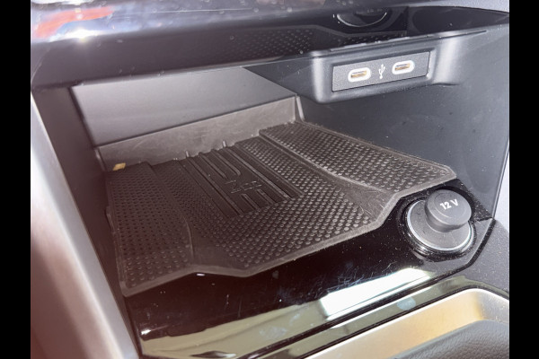 Volkswagen T-Roc TSI 115PK LIFE GOAL EDITION NAVI/CARPLAY/STOELVERWARMING/ FABRIEKSGARANTIE