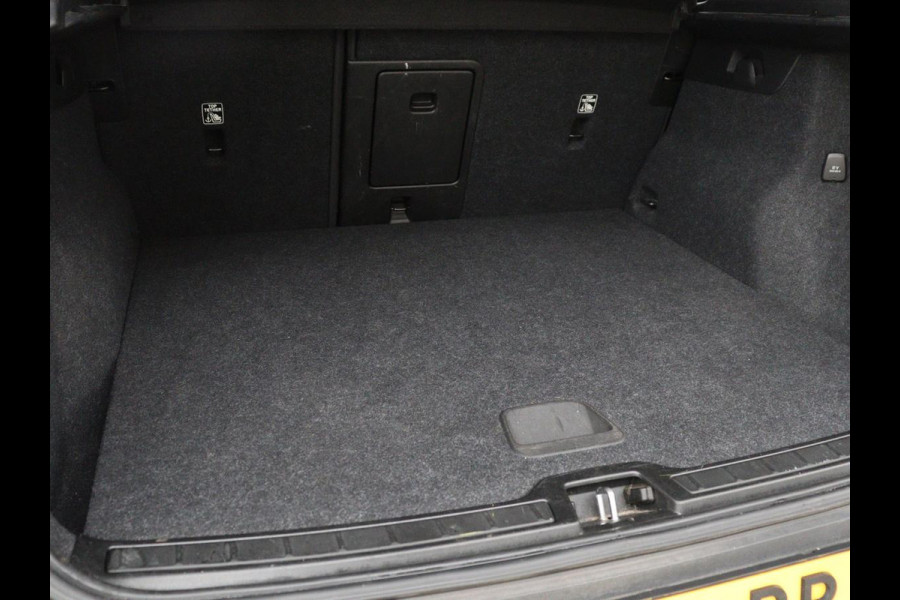 Volvo XC40 1.5 T4 Recharge R Design Expression | Leder | Trekhaak | Stoel & Stuurverwarming | Adaptive cruise | Carplay | Camera | Navigatie | Keyless | PHEV | Plug In