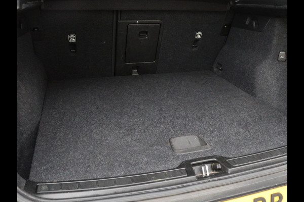 Volvo XC40 1.5 T4 Recharge R Design Expression | Leder | Trekhaak | Stoel & Stuurverwarming | Adaptive cruise | Carplay | Camera | Navigatie | Keyless | PHEV | Plug In