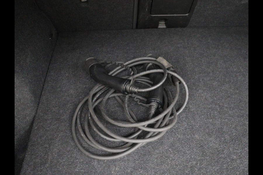 Volvo XC40 1.5 T4 Recharge R Design Expression | Leder | Trekhaak | Stoel & Stuurverwarming | Adaptive cruise | Carplay | Camera | Navigatie | Keyless | PHEV | Plug In