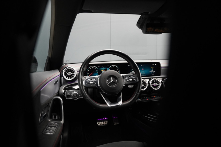 Mercedes-Benz CLA-Klasse 200 Business Solution AMG | Panoramadak | Stoelverwarming | Keyless | Cruise Control | Ambiance verlichting | Camera | Parkeersensoren |