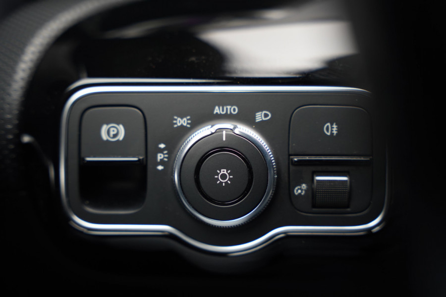 Mercedes-Benz CLA-Klasse 200 Business Solution AMG | Panoramadak | Stoelverwarming | Keyless | Cruise Control | Ambiance verlichting | Camera | Parkeersensoren |