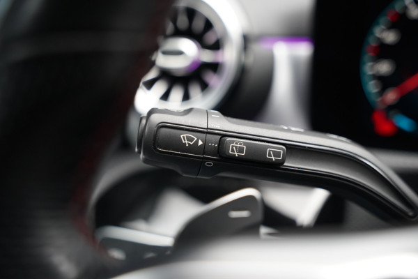 Mercedes-Benz CLA-Klasse 200 Business Solution AMG | Panoramadak | Stoelverwarming | Keyless | Cruise Control | Ambiance verlichting | Camera | Parkeersensoren |