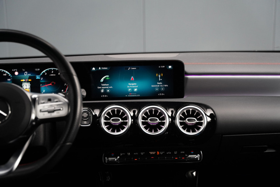Mercedes-Benz CLA-Klasse 200 Business Solution AMG | Panoramadak | Stoelverwarming | Keyless | Cruise Control | Ambiance verlichting | Camera | Parkeersensoren |