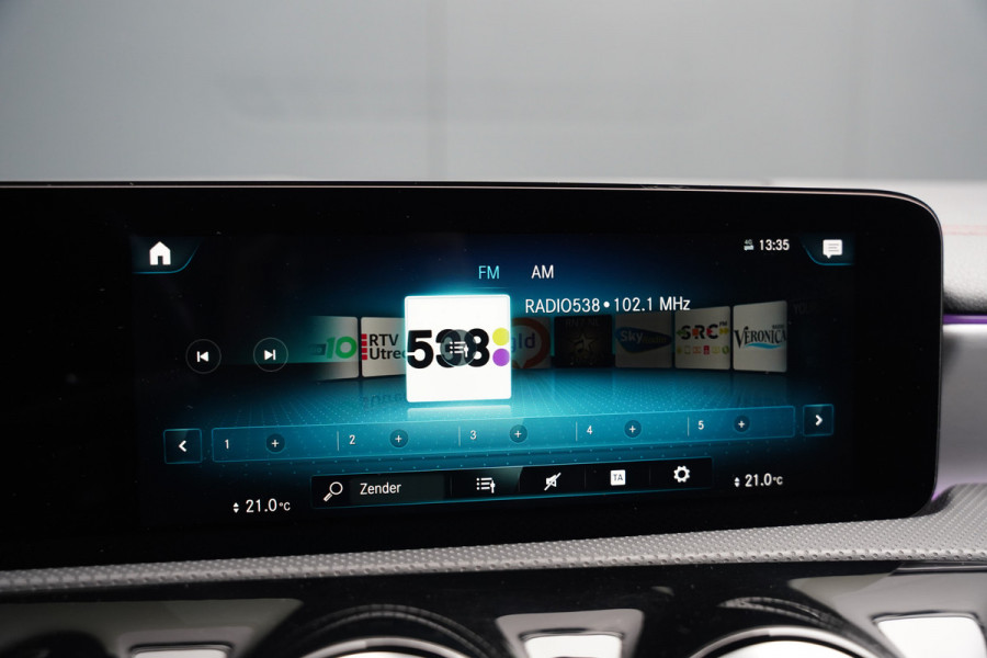 Mercedes-Benz CLA-Klasse 200 Business Solution AMG | Panoramadak | Stoelverwarming | Keyless | Cruise Control | Ambiance verlichting | Camera | Parkeersensoren |